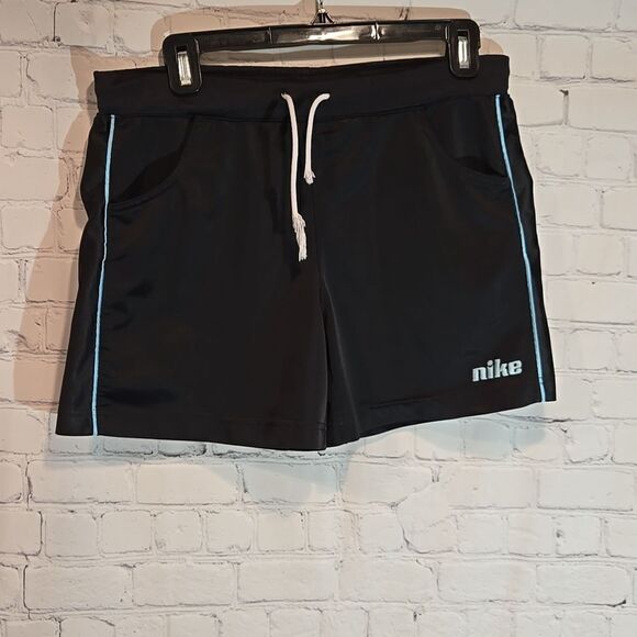 Girl's size 16/XL black Nike shorts - Picture 1 of 7